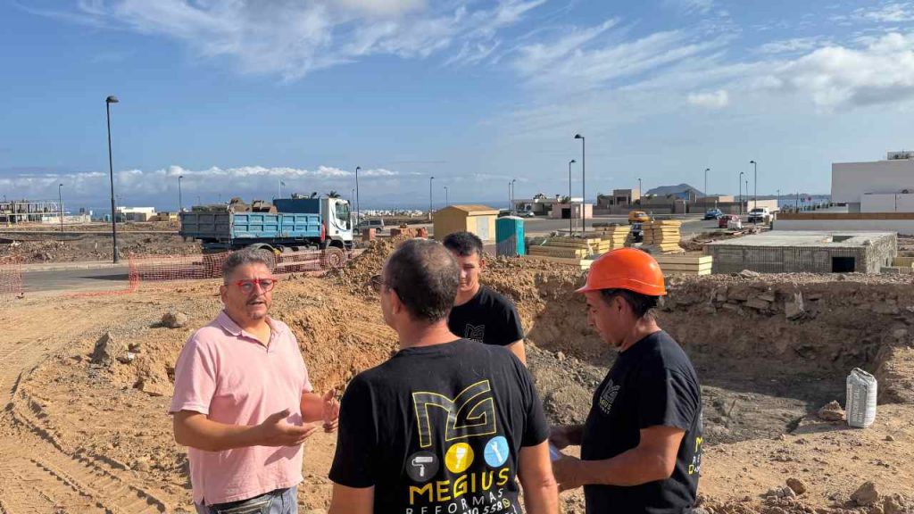 Equipo de Megius y arquitecto coordinando una obra en Fuerteventura